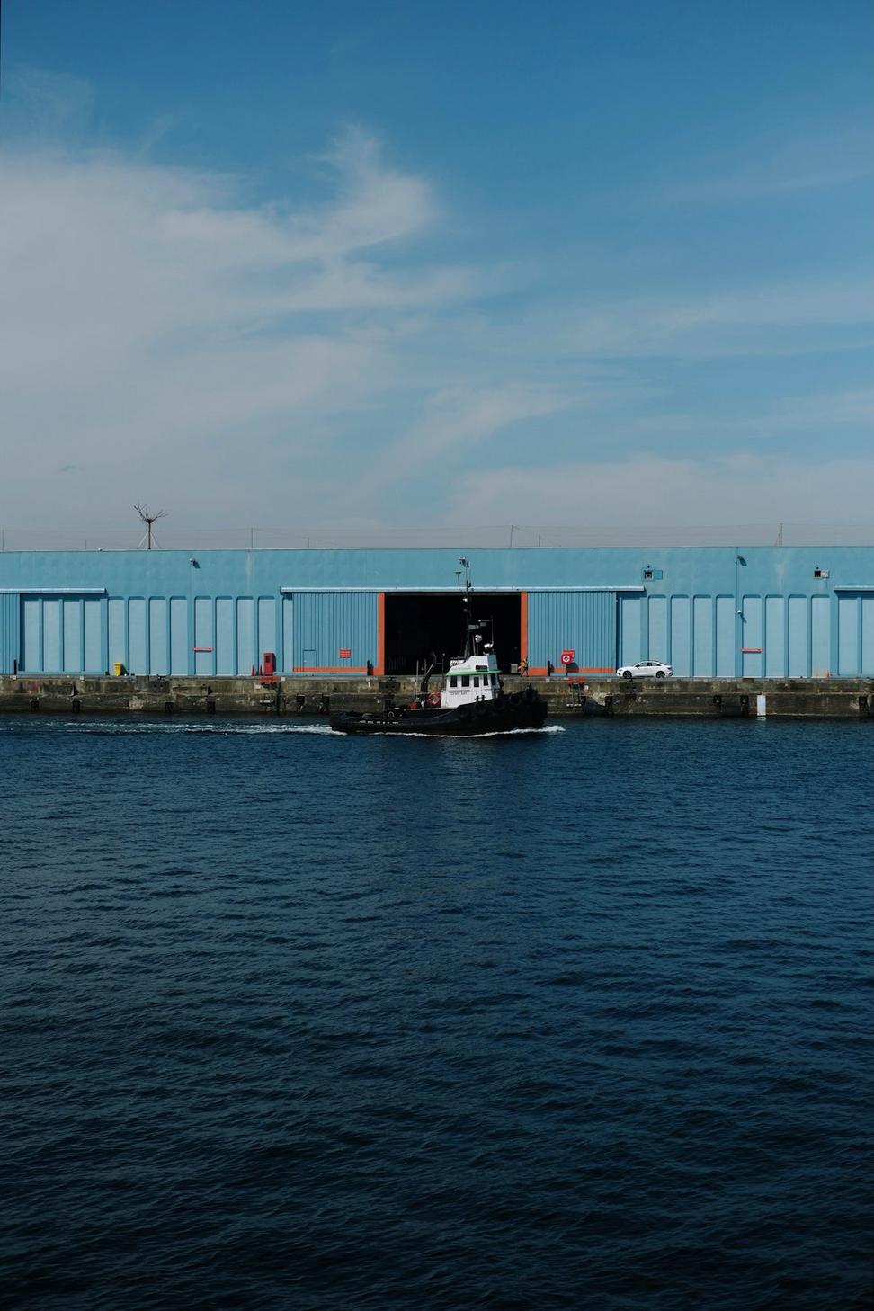 Maritime shipping vessel